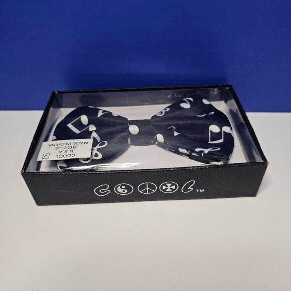 Adult/Teen Adjustable Black And White Musical Note Bow Tie - Picture 2 of 7